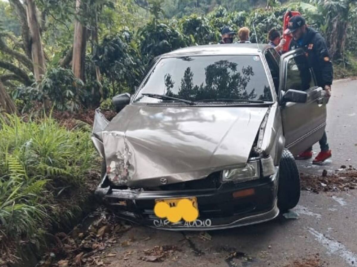 Un vehículo particular chocó contra una ladera en Marquetalia, Caldas