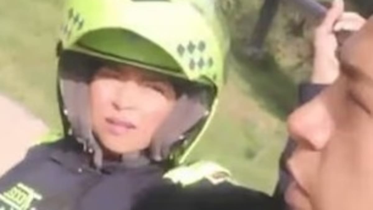 Procuraduría llamó a juicio a patrullera que le dio bolillazo a un hombre que grababa en Tik Tok