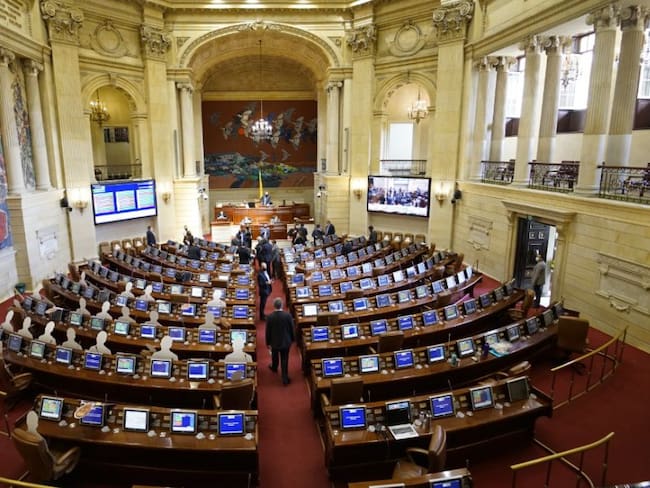 Oposición presentará nuevamente proyecto para reducir salarios de senadores