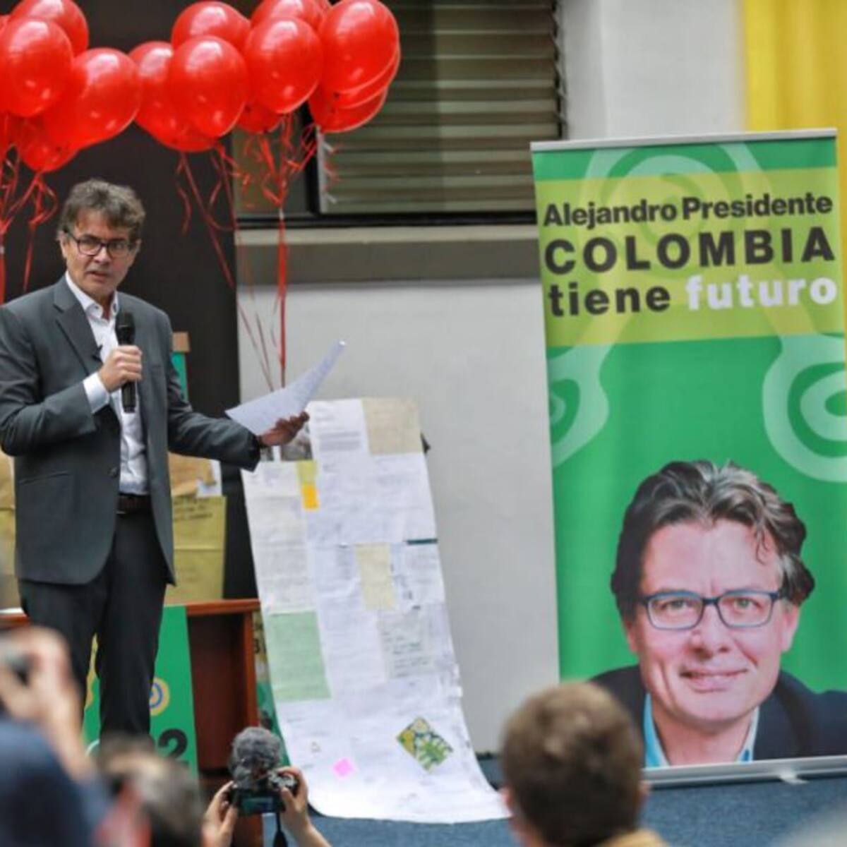 Alejandro Gaviria entrega firmas para respaldar su aspiración presidencial