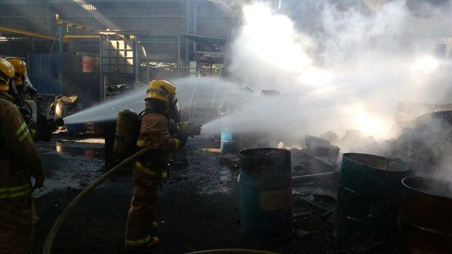 Controlan incendio en empresa de zona industrial de Yumbo. Foto: Bomberos Yumbo