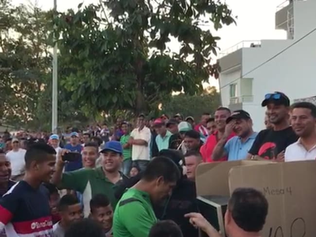 [Video] El VAR criollo que se utilizó en un partido en Sabanalarga