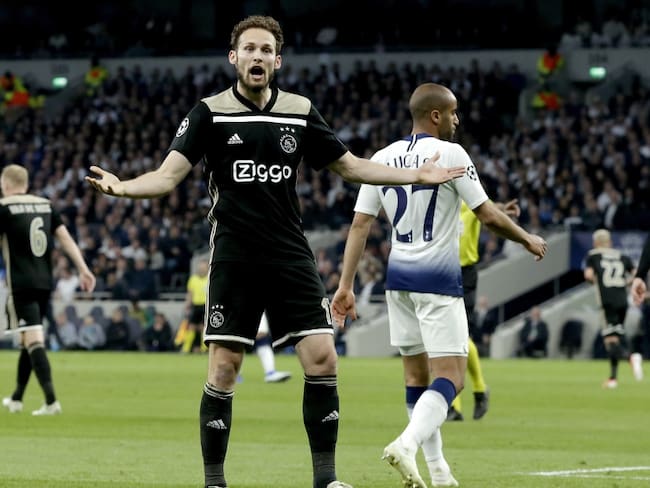 Ajax vence de visitante y toma ventaja en la serie