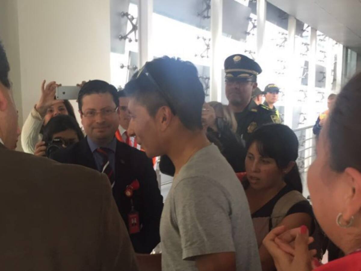 Con el título de la Vuelta, Nairo llega a Colombia
