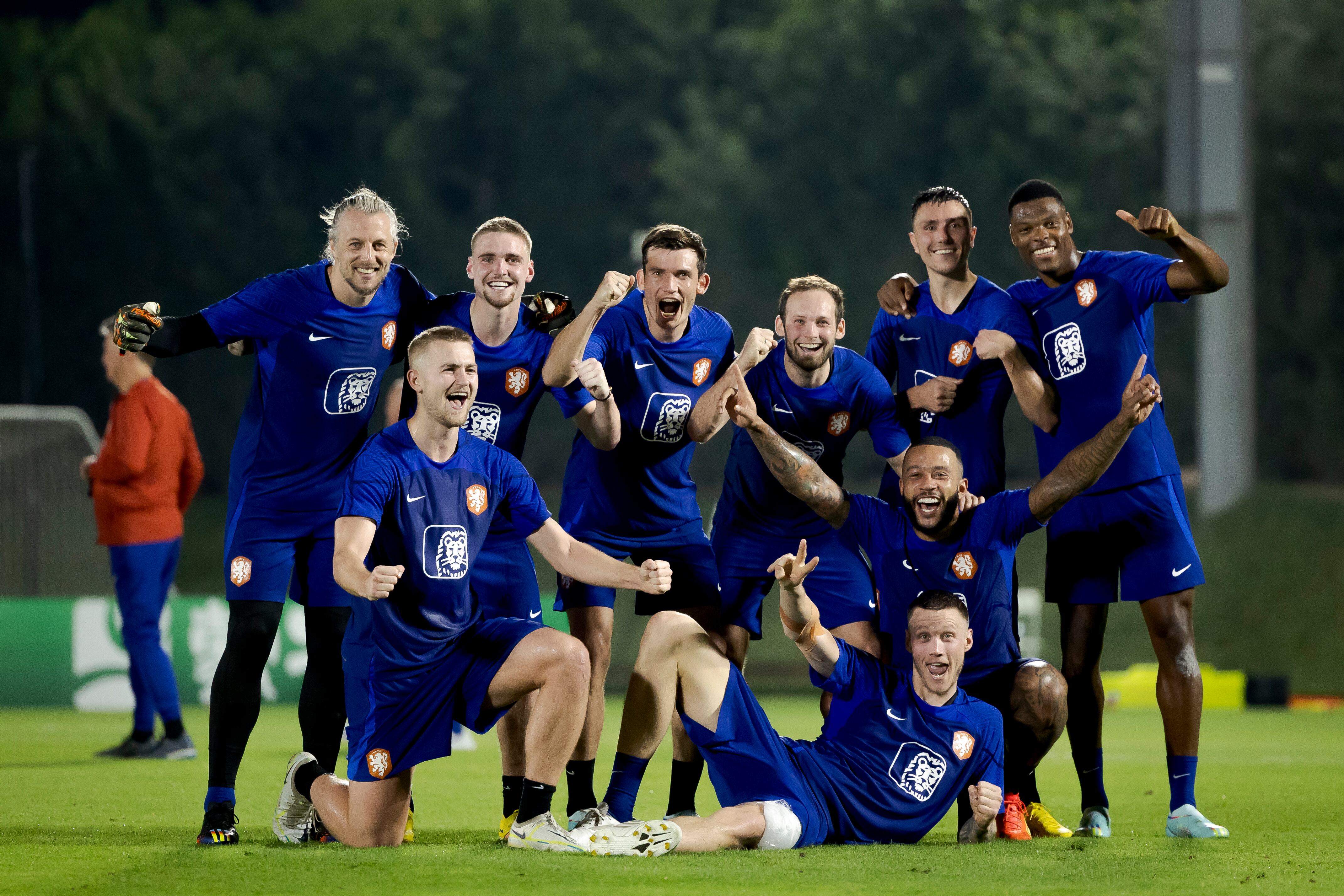 DOHA, QATAR - NOVEMBER 17: Winning team, Remko Pasveer of Holland, Kenneth Taylor of Holland, Marten de Roon of Holland, Daley Blind of Holland, Steven Berghuis of Holland, Denzel Dumfries of Holland, Matthijs de Ligt of Holland, Memphis Depay of Holland, Wout Weghorst of Holland  during the  Training MenTraining Holland at the QT6 on November 17, 2022 in Doha Qatar (Photo by Rico Brouwer/Soccrates/Getty Images)