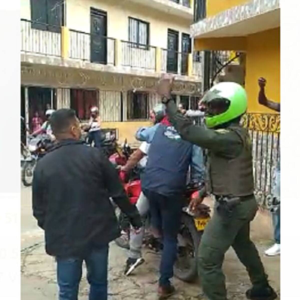 Alcalde pagará multa por no usar casco y por ir de parrillero