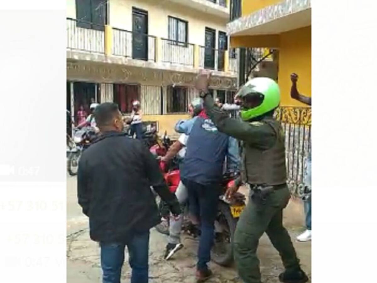Alcalde pagará multa por no usar casco y por ir de parrillero