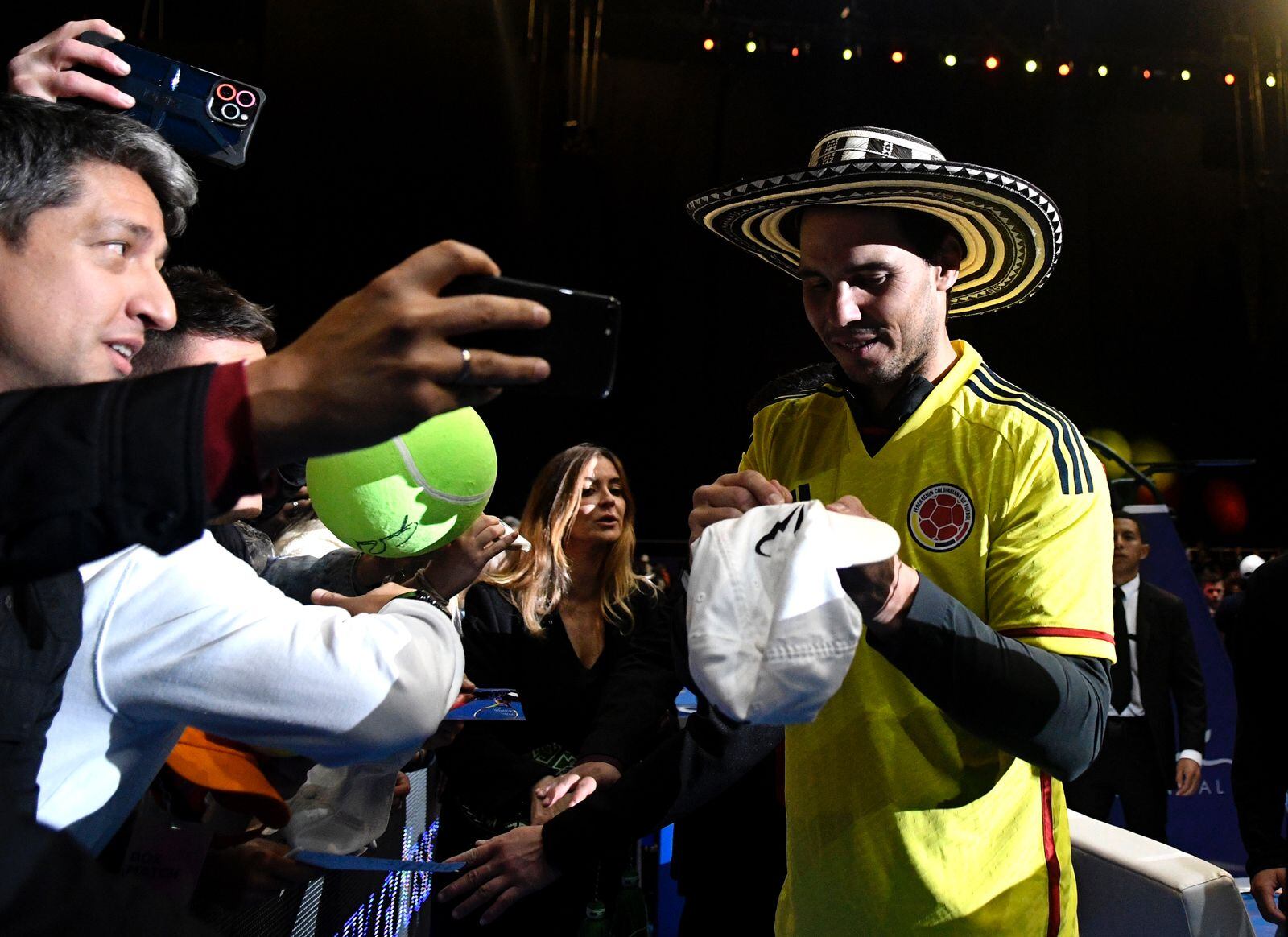 Rafael Nadal luce la camiseta de Colombia y firma autográfos tras su partido ante Casper Ruud en el país / Foto: Copa Electrolit Nadal Vs. Ruud.