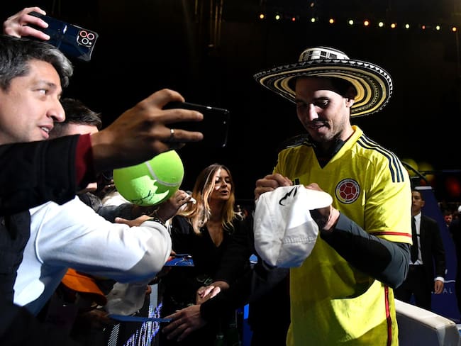 Rafael Nadal luce la camiseta de Colombia y firma autográfos tras su partido ante Casper Ruud en el país / Foto: Copa Electrolit Nadal Vs. Ruud.