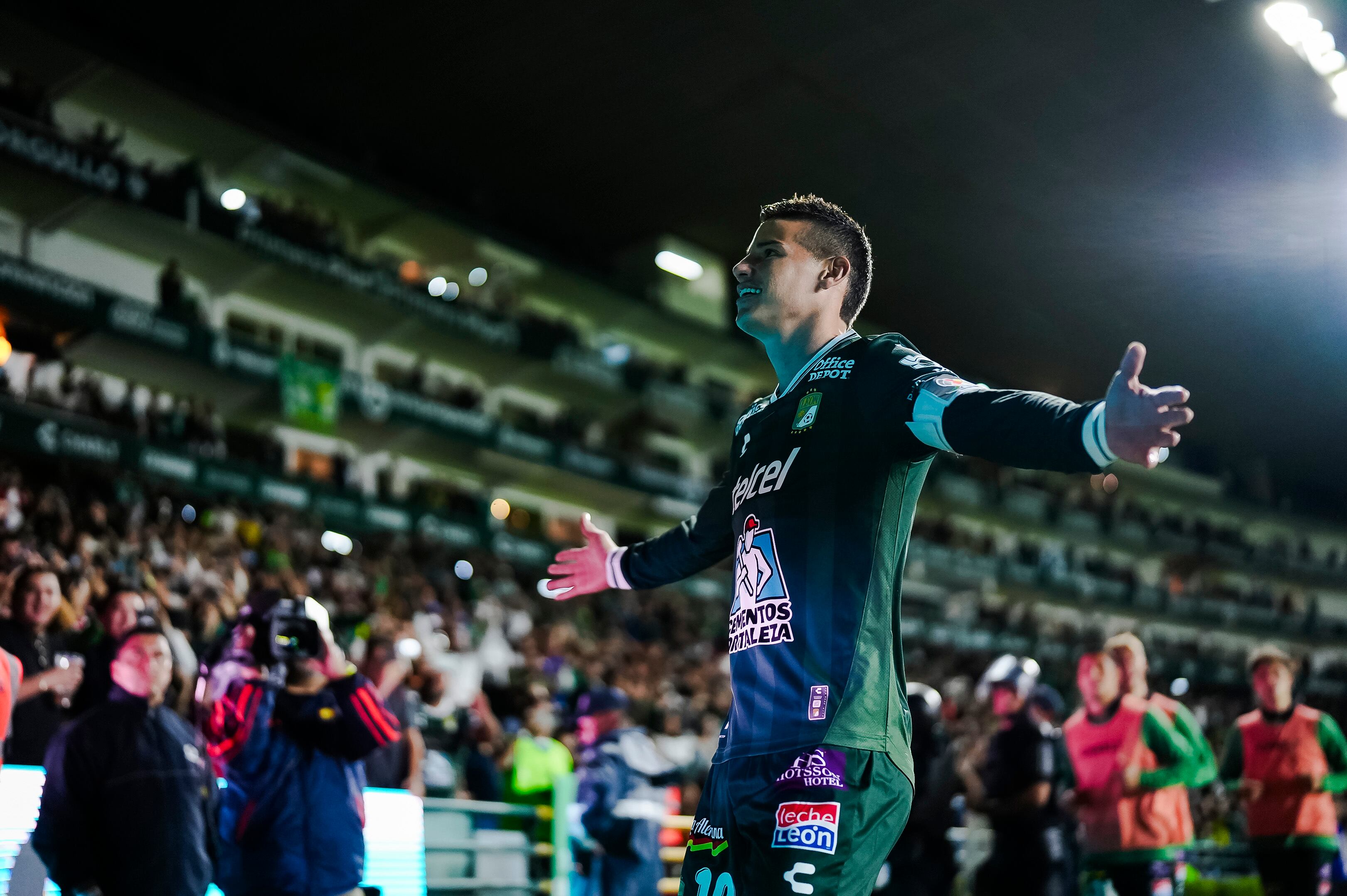 James Rodríguez celebra su gol con León ante Chivas de Guadalajara / Twitter: @clubleonfc.
