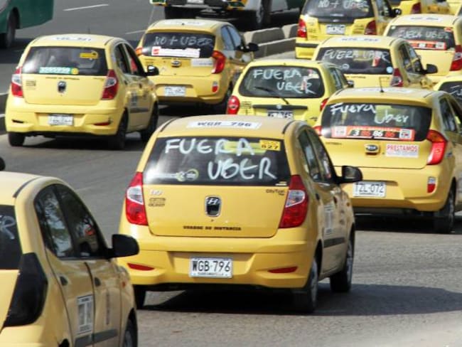 Por mensajes de voz convocan peleas entre conductores Uber y taxi