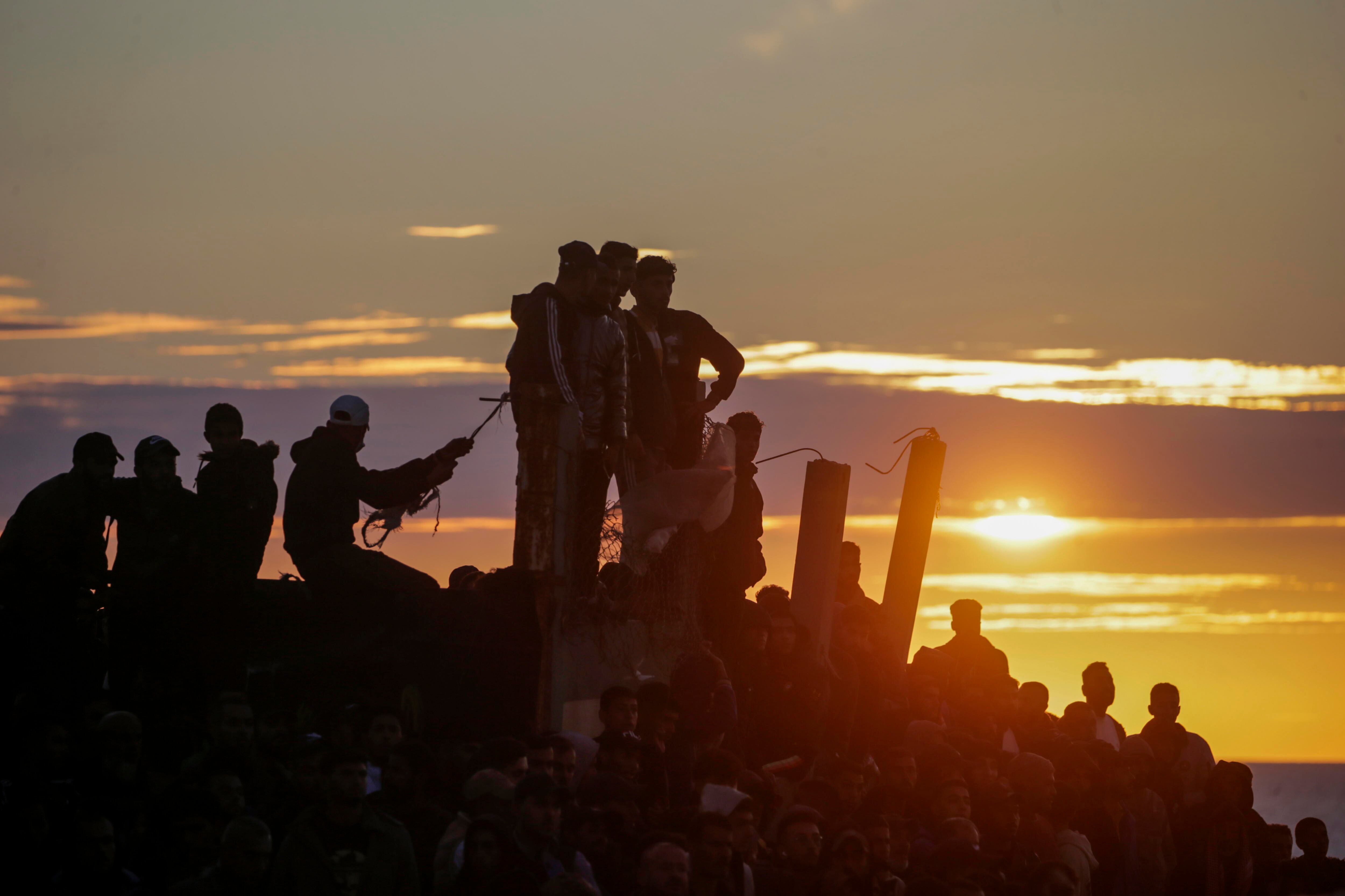 Gaza (---), 25/01/2025.- Palestinos desplazados esperan regresar al norte de la Franja de Gaza desde el sur a lo largo de la carretera Al Rashid, en el oeste del campo de refugiados de Al Nusairat, en el centro de la Franja de Gaza, el 25 de enero de 2025. Israel y Hamás implementaron la primera fase de la liberación de rehenes y acuerdo de alto el fuego el 19 de enero de 2025. EFE/MOHAMMED SABER