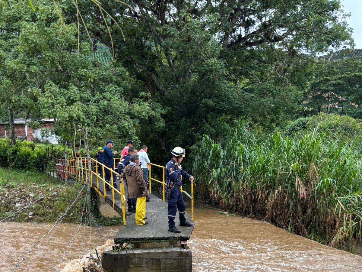 Una mujer está desaparecida luego de ser arrastrada por la creciente de una quebrada en Caldas