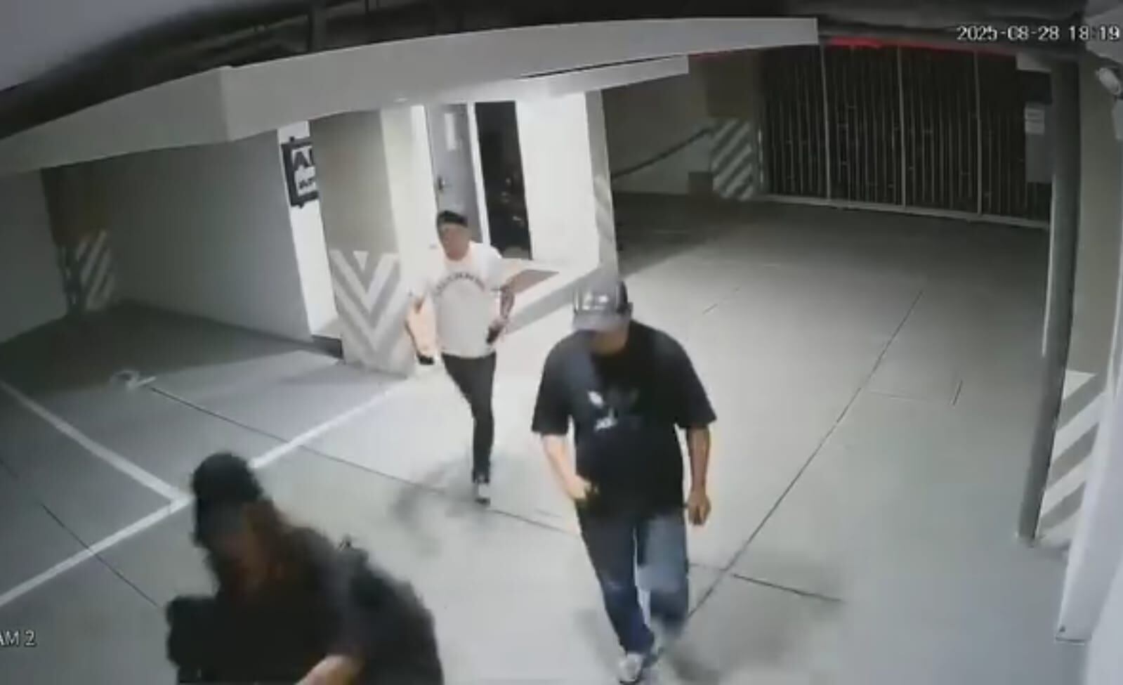 Las tres personas que hurtaron en un edificio en Armenia salieron como si nada con los hurtado. Foto: Cortesía cámaras de seguridad/ ciudadanos