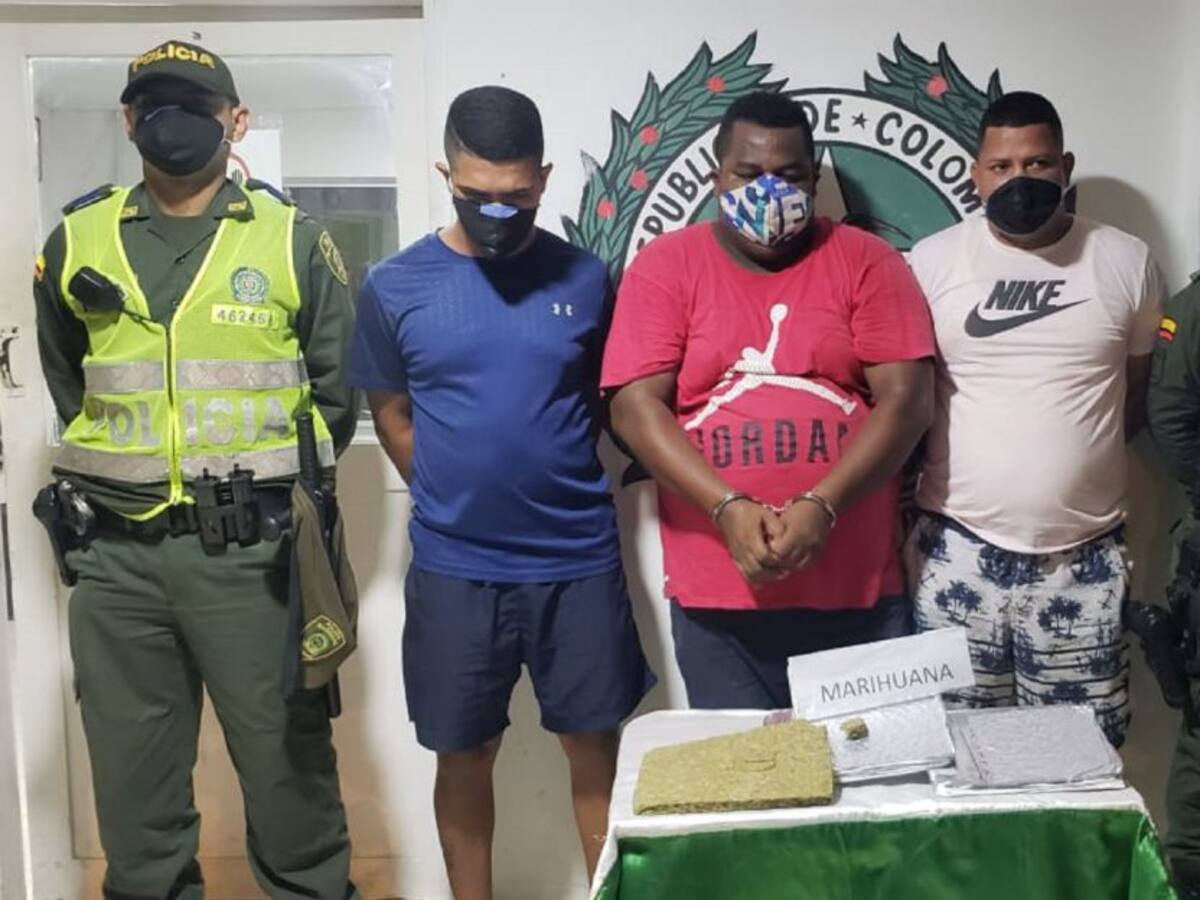 En Cartagena capturan a 3 sujetos que transportaban marihuana en un taxi