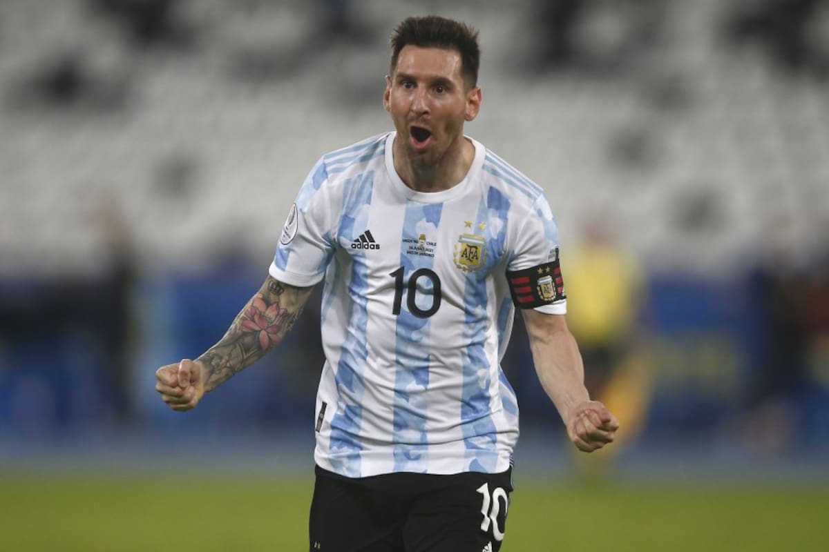 Messi celebra tras ganar la final del torneo de fútbol de la Copa América Conmebol 2021 contra Brasil en el Estadio Maracaná de Río de Janeiro, Brasil.