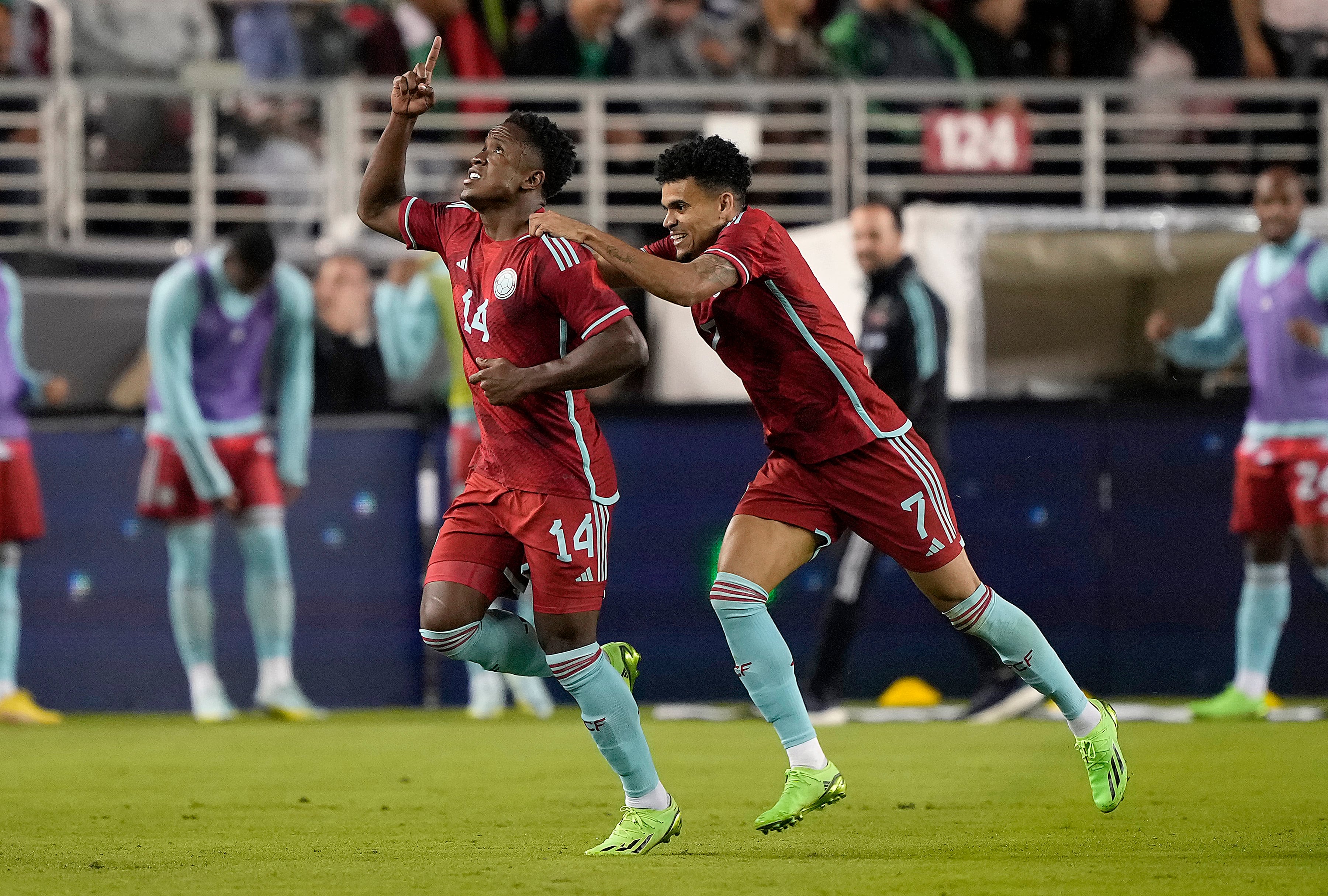 Luis Sinisterra y Luis Díaz en la Selección Colombia.