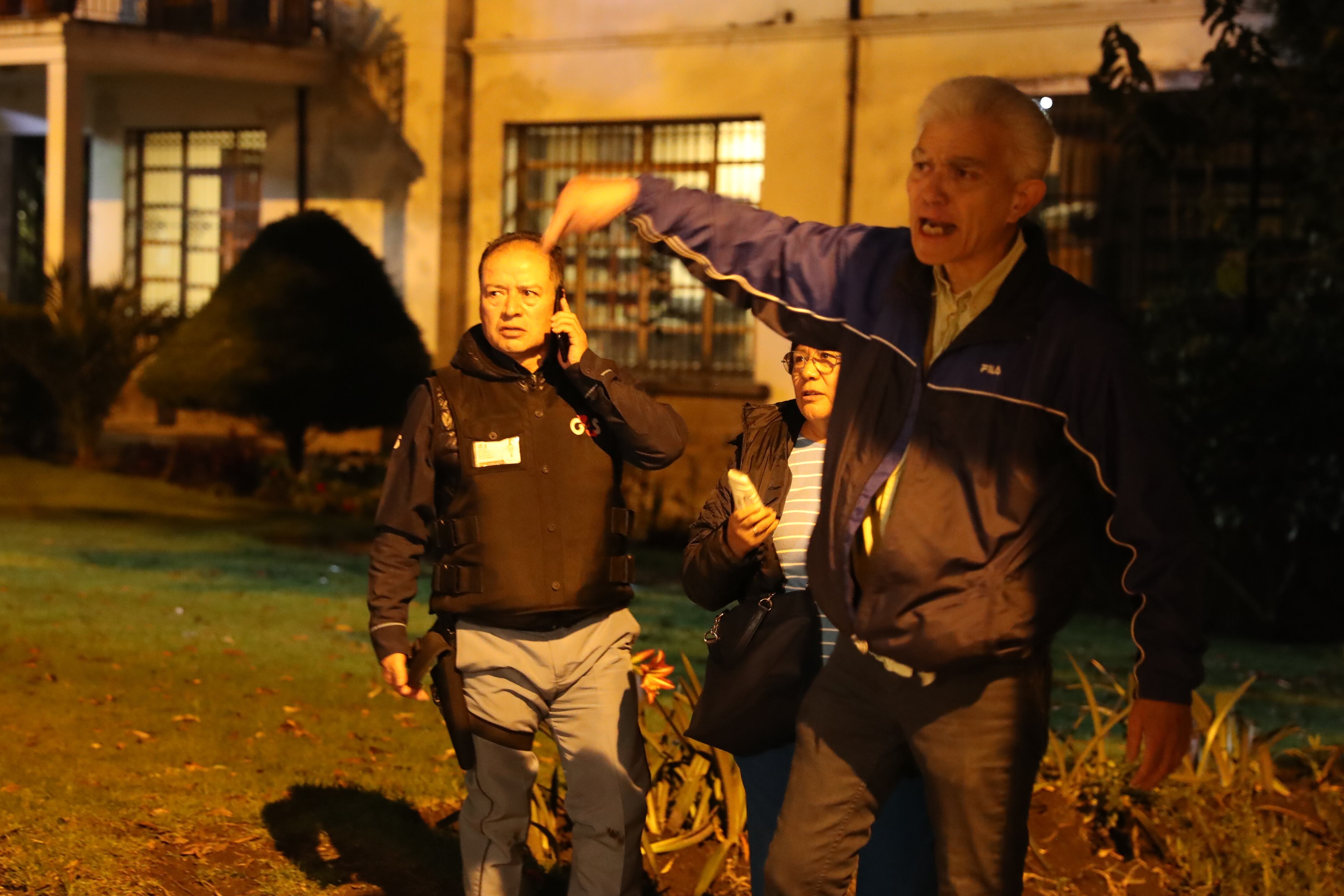 El jefe de Cancillería y Asuntos Políticos de la Embajada de México, Roberto Canseco, hace presencia en las afueras de la Embajada de México donde se realiza un operativo de un cuerpo de élite de la Policía ecuatoriana para detener al exvicepresidente Jorge Glas, condenado por corrupción, y a quien se le fue negado el asilo político, este viernes en Quito (Ecuador). EFE/ José Jácome