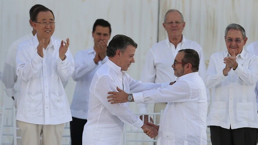 Juan Manuel Santos y Rodrigo Londoño Echeverri. Foto: Agencia EFE