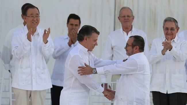 Juan Manuel Santos y Rodrigo Londoño Echeverri. Foto: Agencia EFE