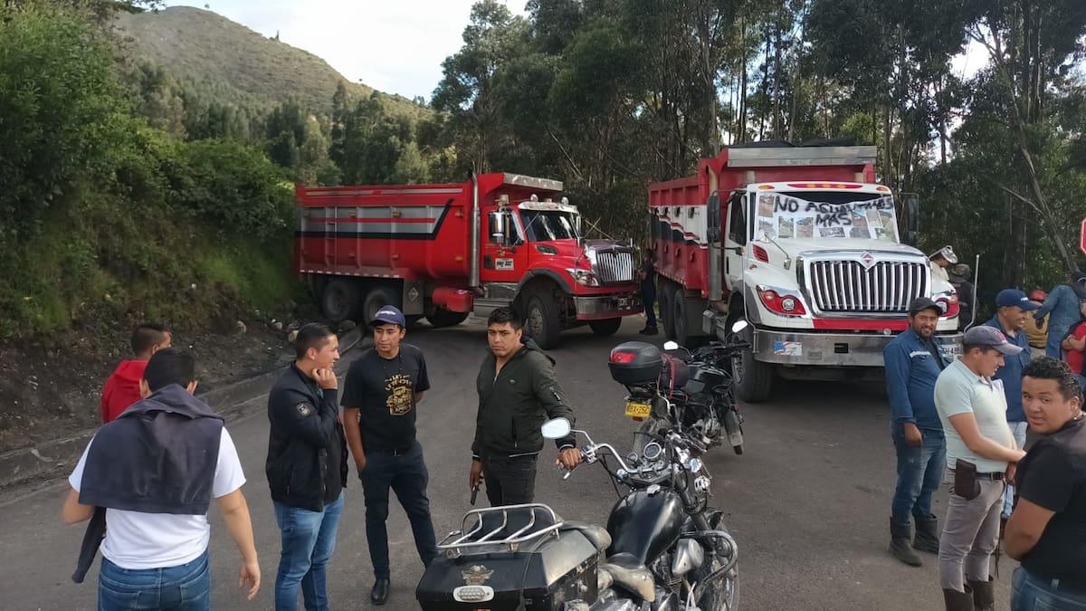 Con bloqueo en vía nacional transportadores de carbón exigen arreglo de vía Socotá -Jericó
