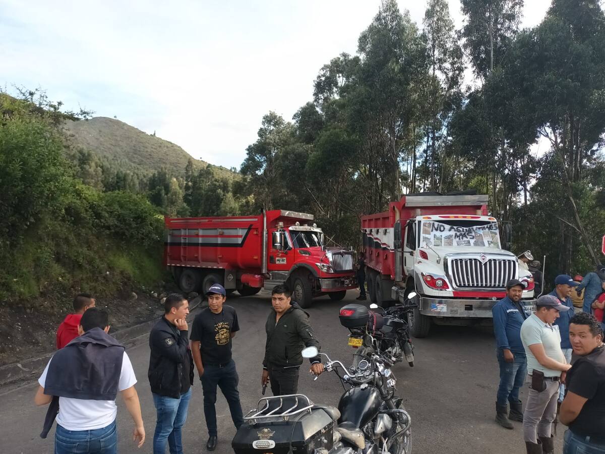 Con bloqueo en vía nacional transportadores de carbón exigen arreglo de vía Socotá -Jericó