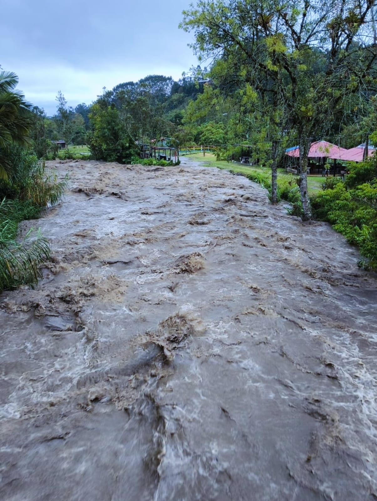 Así fue la creciente del río Quindío el miércoles 18 de marzo. Foto: Cortesía Cruz Roja
