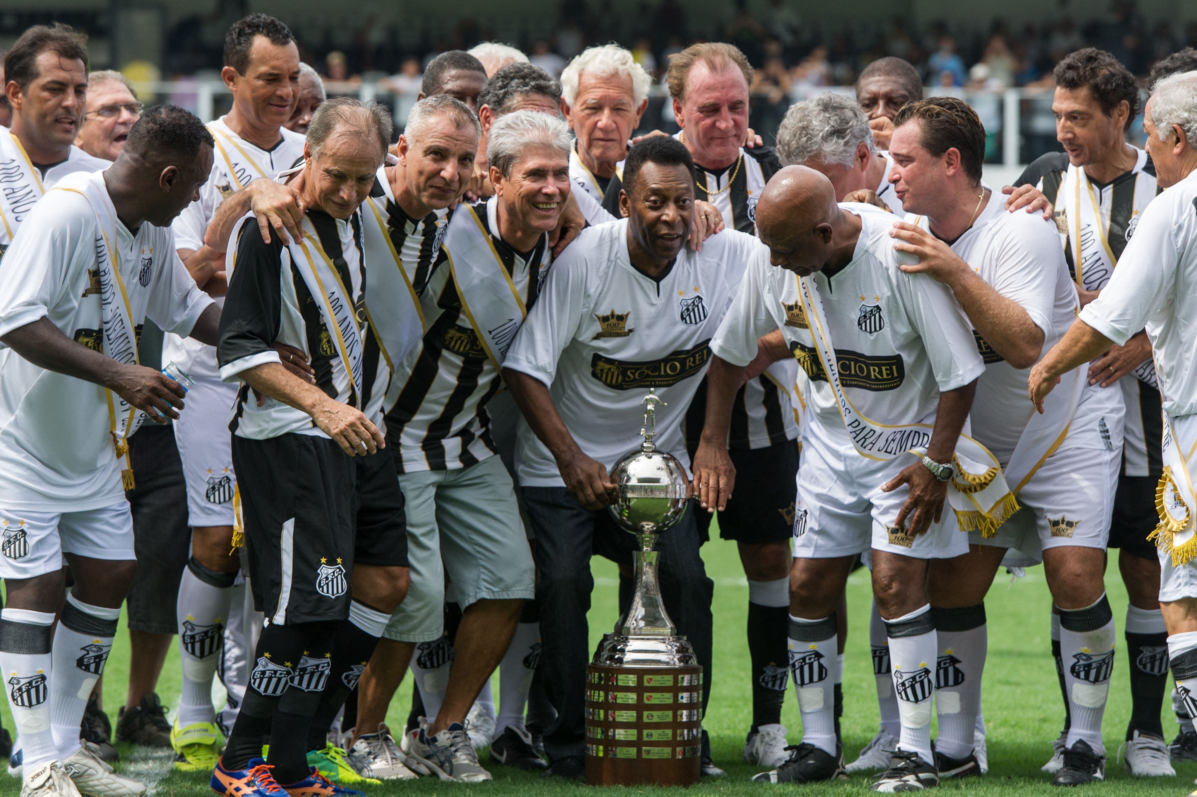 Pelé, el jugador más importante en la historia del Santos. AFP Photo/Yasuyoshi CHIBA (Photo by Yasuyoshi CHIBA / AFP) (Photo by YASUYOSHI CHIBA/AFP via Getty Images)