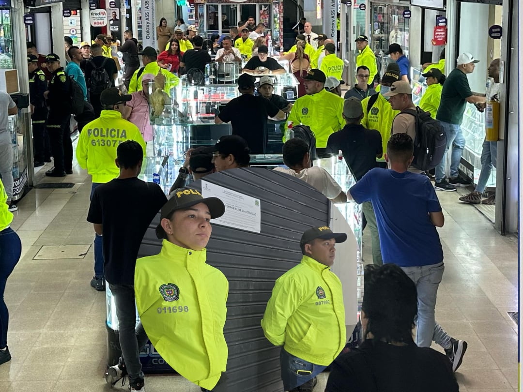 Operativo contra la venta de celulares hurtados en Medellín- foto alcaldía y policía