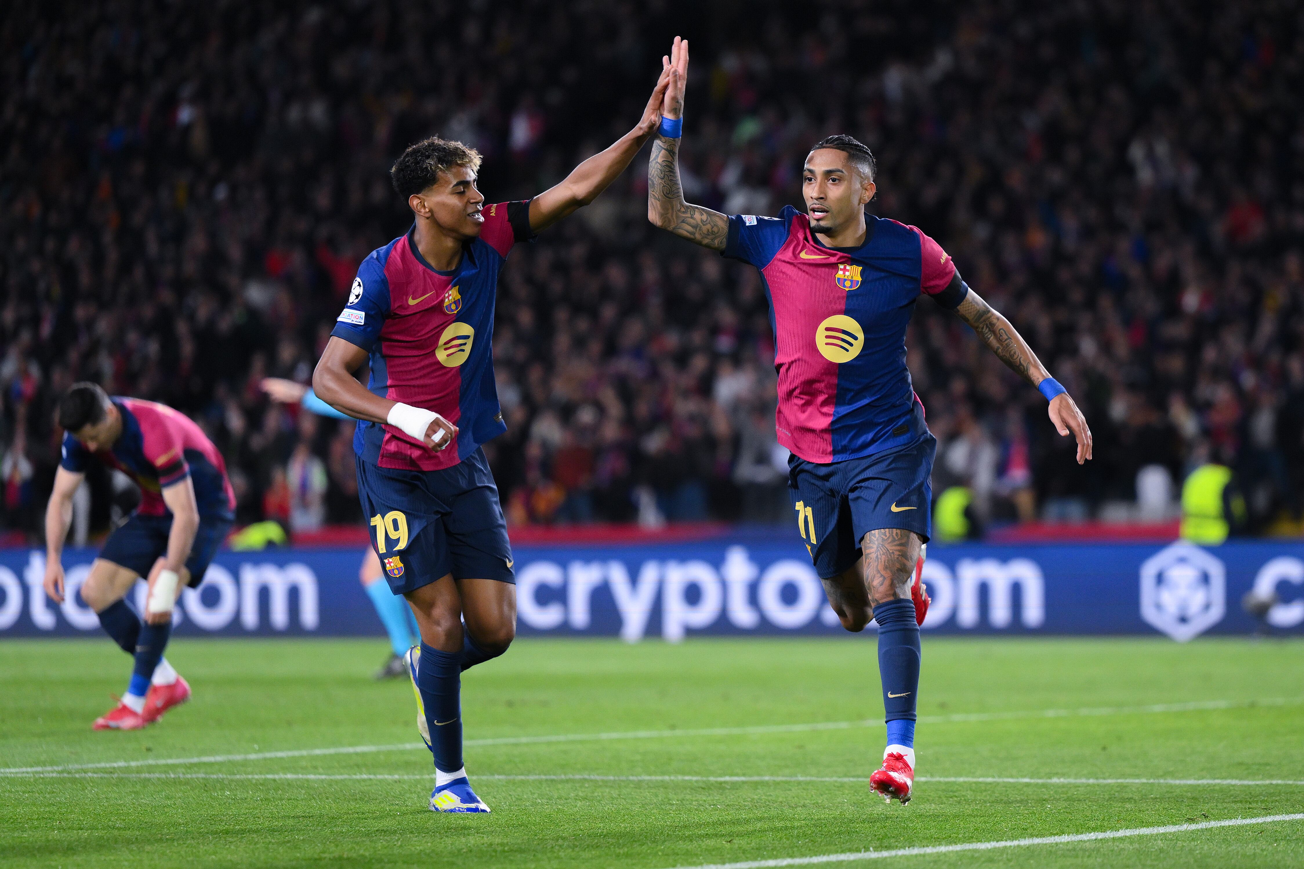Lamine Yamal y Raphinha celebrando con el FC Barcelona en la UEFA Champions League 2024/25. (Photo by David Ramos/Getty Images)