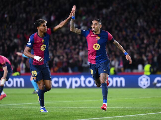 Lamine Yamal y Raphinha celebrando con el FC Barcelona en la UEFA Champions League 2024/25. (Photo by David Ramos/Getty Images)