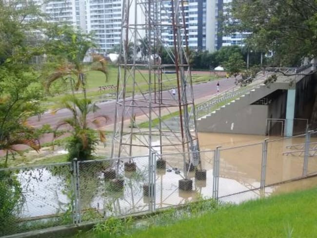 Fuerte aguacero inundó una parte del estadio de atletismo de Bucaramanga