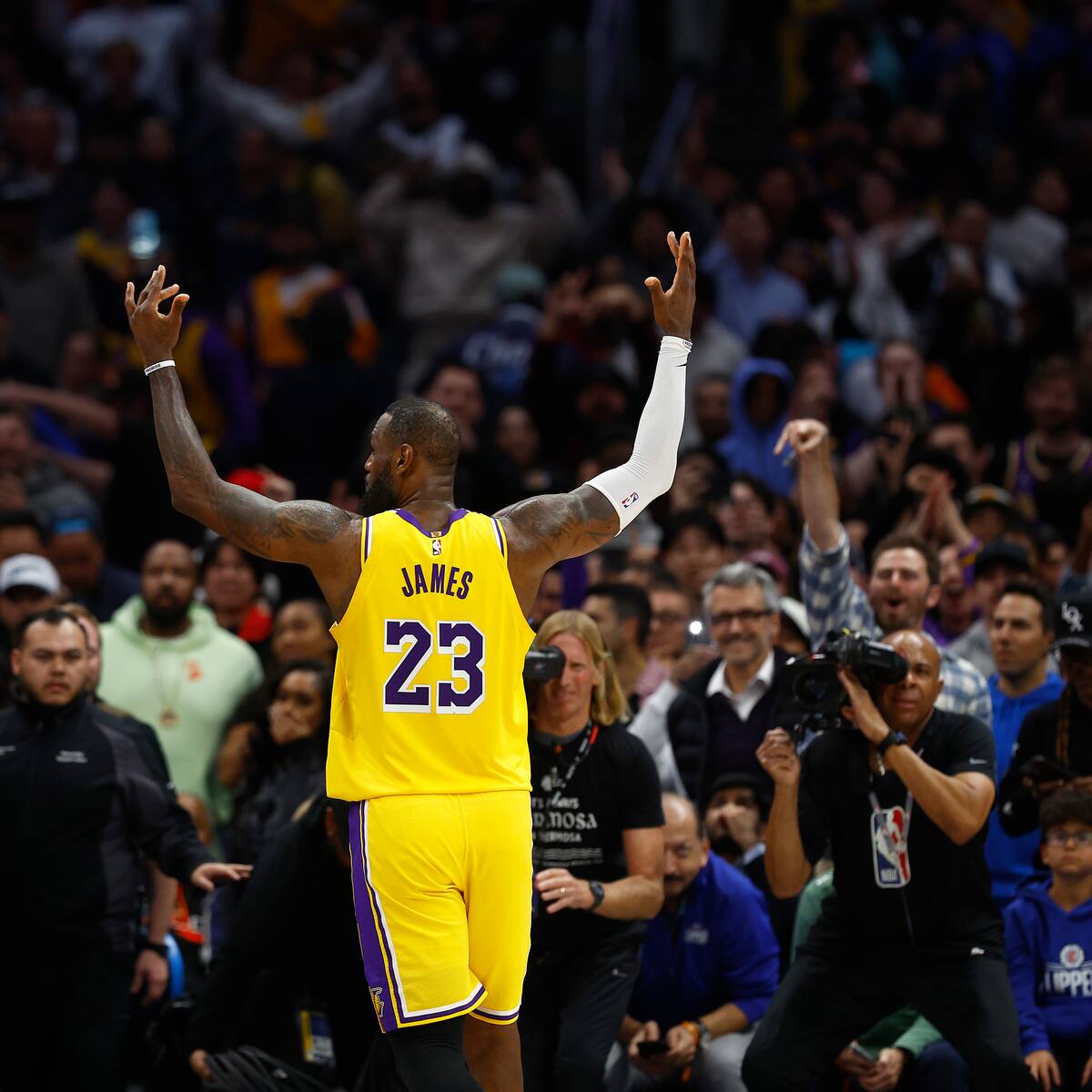LeBron James supera los 40 mil puntos y sigue ampliando su récord como máximo anotador de la NBA