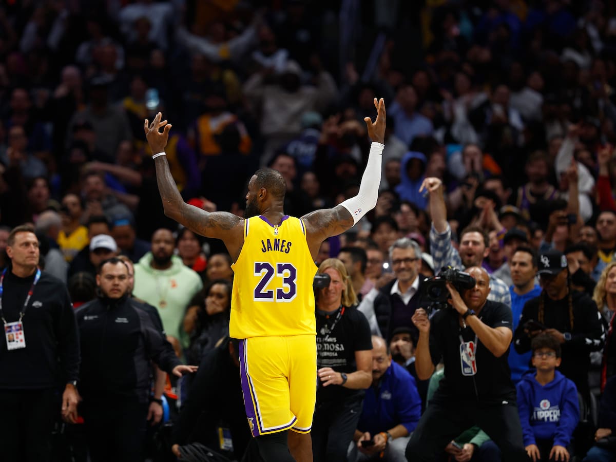 LeBron James supera los 40 mil puntos y sigue ampliando su récord como máximo anotador de la NBA