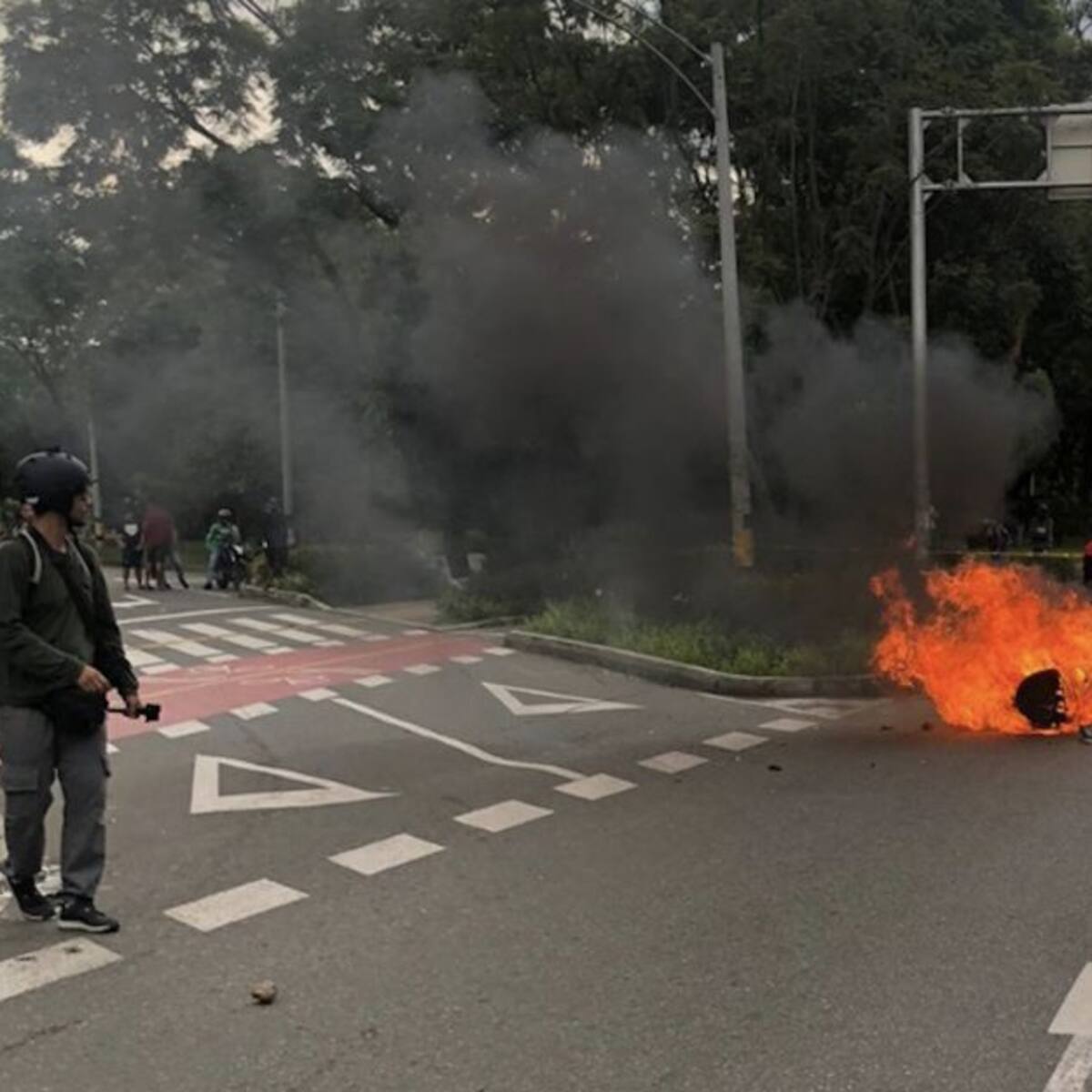 En enfrentamientos en las inmediaciones de la UdeA terminó marcha en Medellín