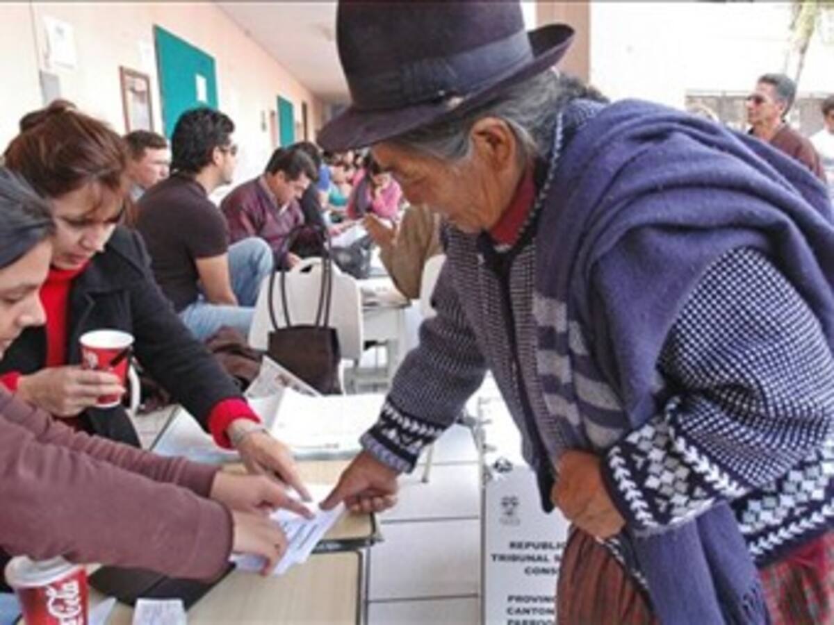 El presidente del CNE inaugura la jornada electoral en Ecuador