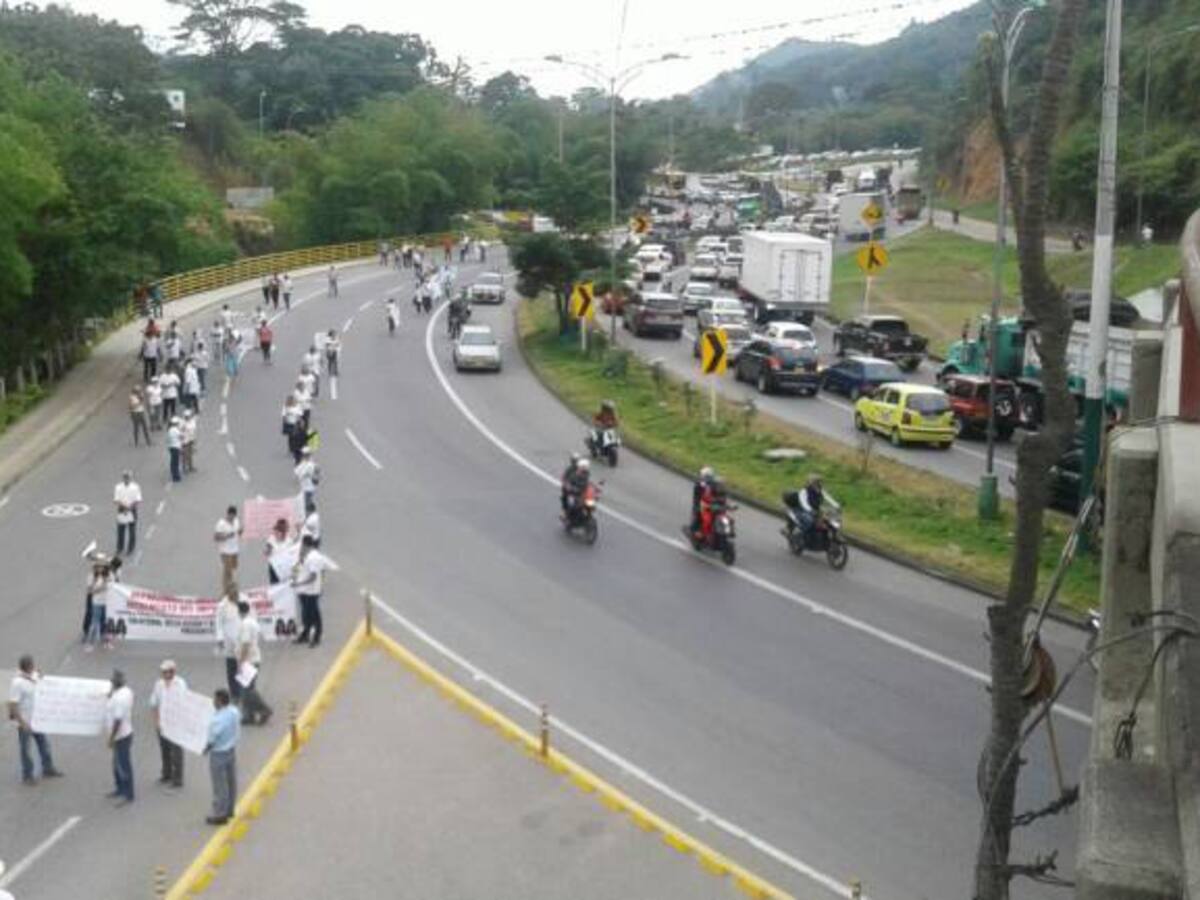 Manifestación contra el predial causó congestión en la autopista