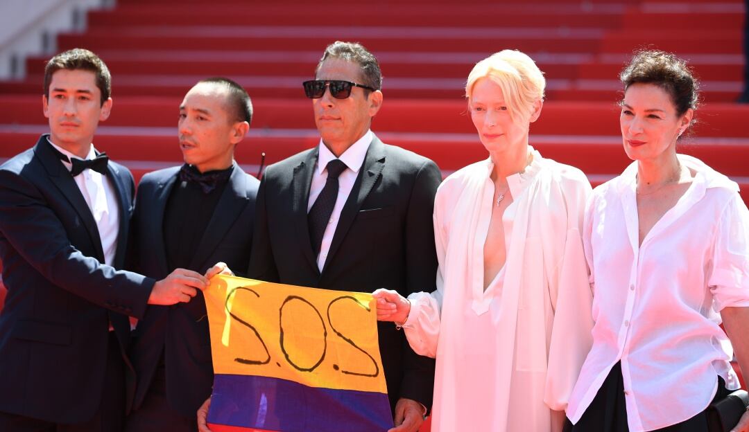 Bandera de Colombia con SOS se tomó la alfombra de Cannes
