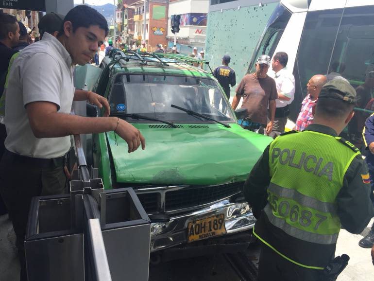 Este carro particular colisionó contra el vehículo tranviario