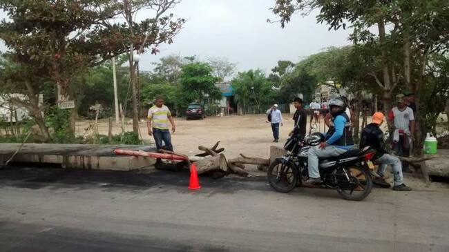 Bloqueo en parqueadero donde permanecen vehículos de Electricaribe