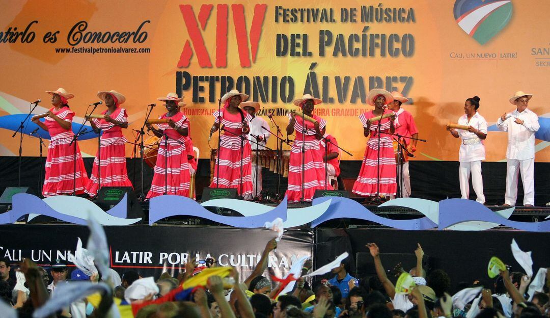 Un grupo de cantadoras del Pacíficio sur se presenta en el Festival Petronio Álvarez
