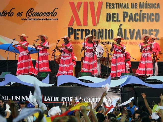 Un grupo de cantadoras del Pacíficio sur se presenta en el Festival Petronio Álvarez