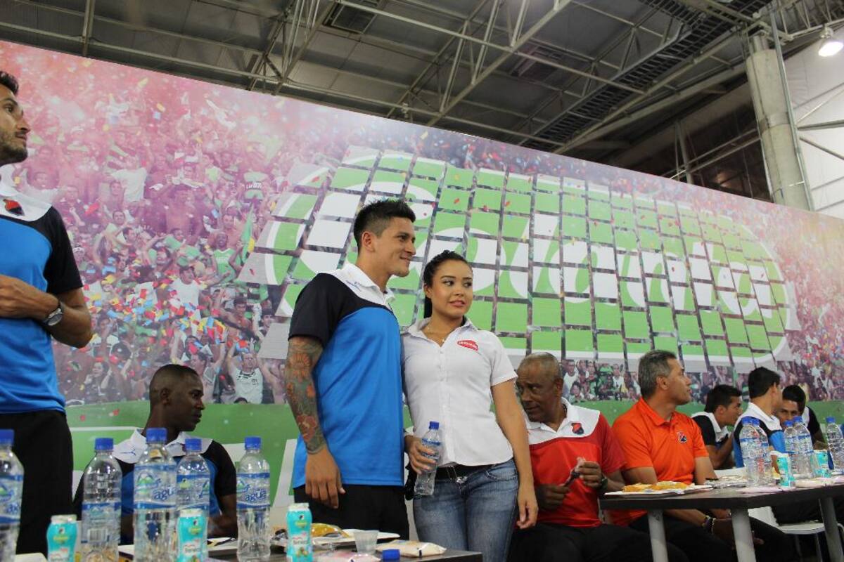 Cuerpo técnico y jugadores disfrutaron por igual de una mañana con fieles seguidores en Plaza Mayor Medellín.