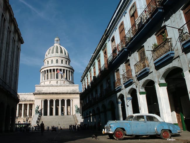 HAB01. BOGOTÁ (COLOMBIA), 16/07/2024.- Fotografía de archivo de la sede del Capitolio cubano, el 23 de febrero de 2008, en La Habana (Cuba). El parlamento cubano tramita a partir de mañana las futuras leyes de Migración, Ciudadanía y Extranjería, tres normas que están generando dudas y controversia por sus posibles repercusiones en medio del mayor éxodo de la isla en décadas. EFE/Alejandro Ernesto ARCHIVO