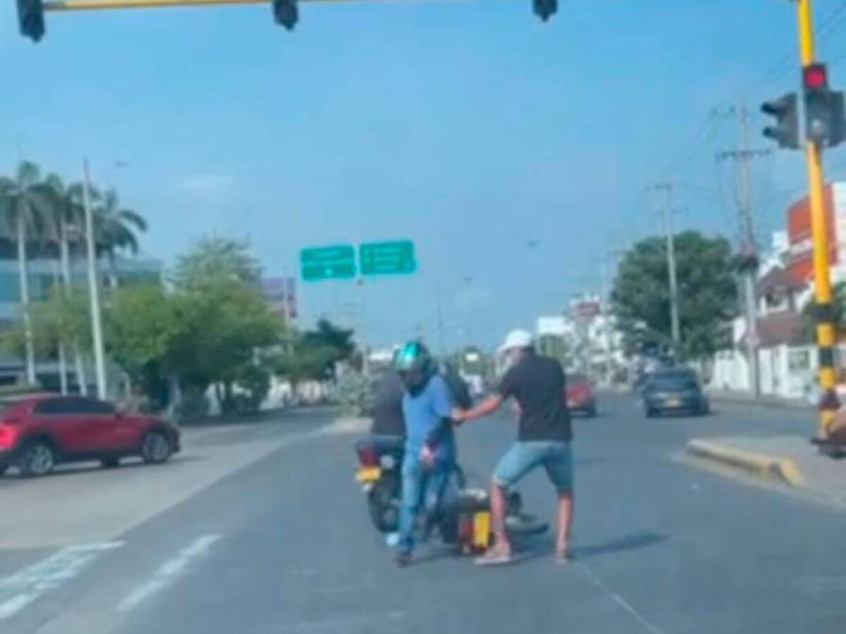 Sujetos en moto atracaron a mano armada en el semáforo de Ronda Real