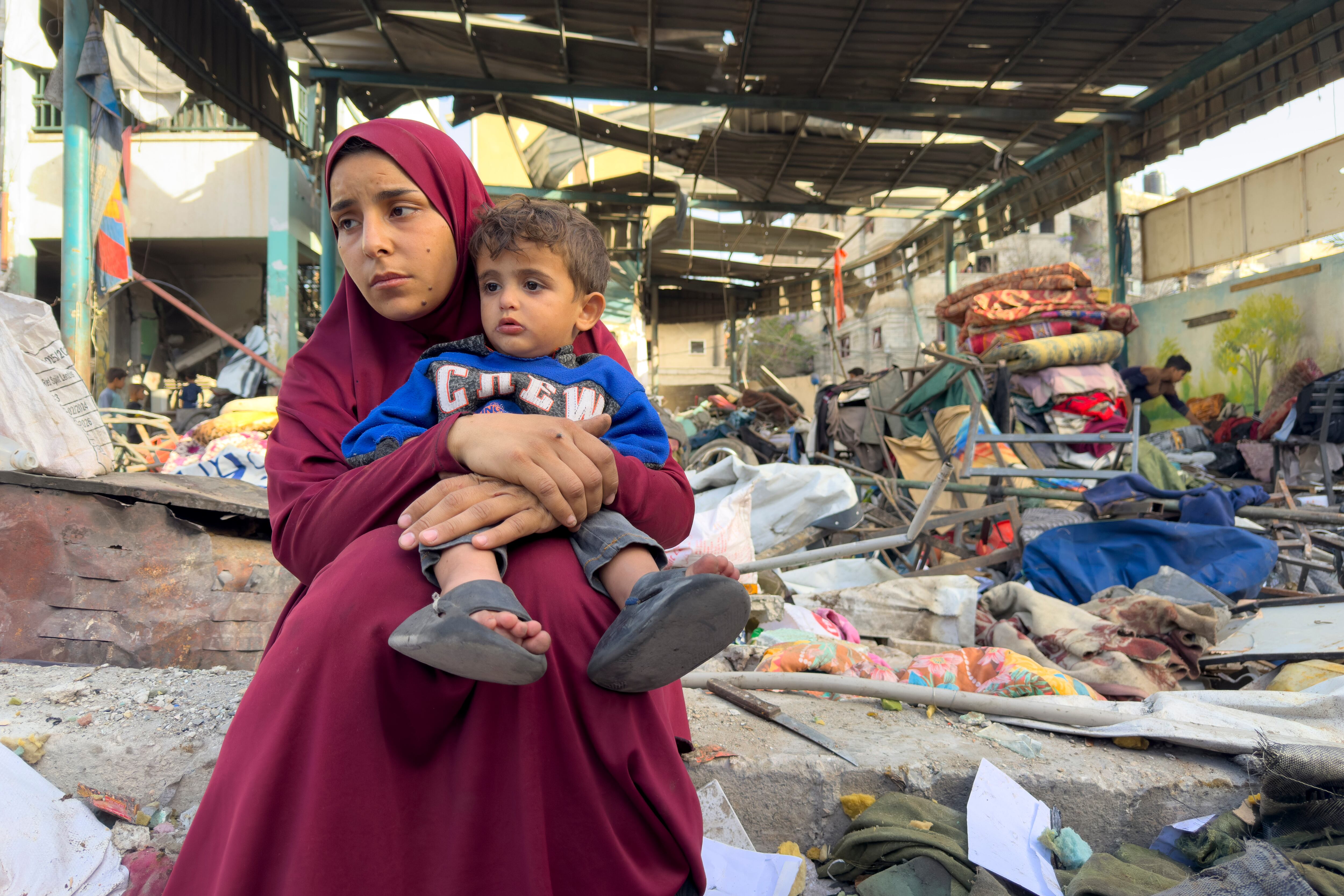 GAZA, 26/05/2025.- Al menos 31 palestinos murieron durante la madrugada de este lunes en el bombardeo israelí de una escuela, donde se refugiaban personas desplazas, en la norteña ciudad de Gaza, confirmó a EFE una fuente del Ministerio de Sanidad en manos del Gobierno de Hamás. El Ejército israelí dijo, al igual que en otras ocasiones sin aportar pruebas, que la escuela funcionaba como un supuesto centro de comando y control de militantes de Hamás y la Yihad Islámica, desde donde recopilaban información para sus ataques.-EFE/ Ahmad Awad