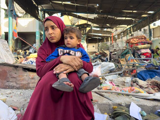 GAZA, 26/05/2025.- Al menos 31 palestinos murieron durante la madrugada de este lunes en el bombardeo israelí de una escuela, donde se refugiaban personas desplazas, en la norteña ciudad de Gaza, confirmó a EFE una fuente del Ministerio de Sanidad en manos del Gobierno de Hamás. El Ejército israelí dijo, al igual que en otras ocasiones sin aportar pruebas, que la escuela funcionaba como un supuesto centro de comando y control de militantes de Hamás y la Yihad Islámica, desde donde recopilaban información para sus ataques.-EFE/ Ahmad Awad