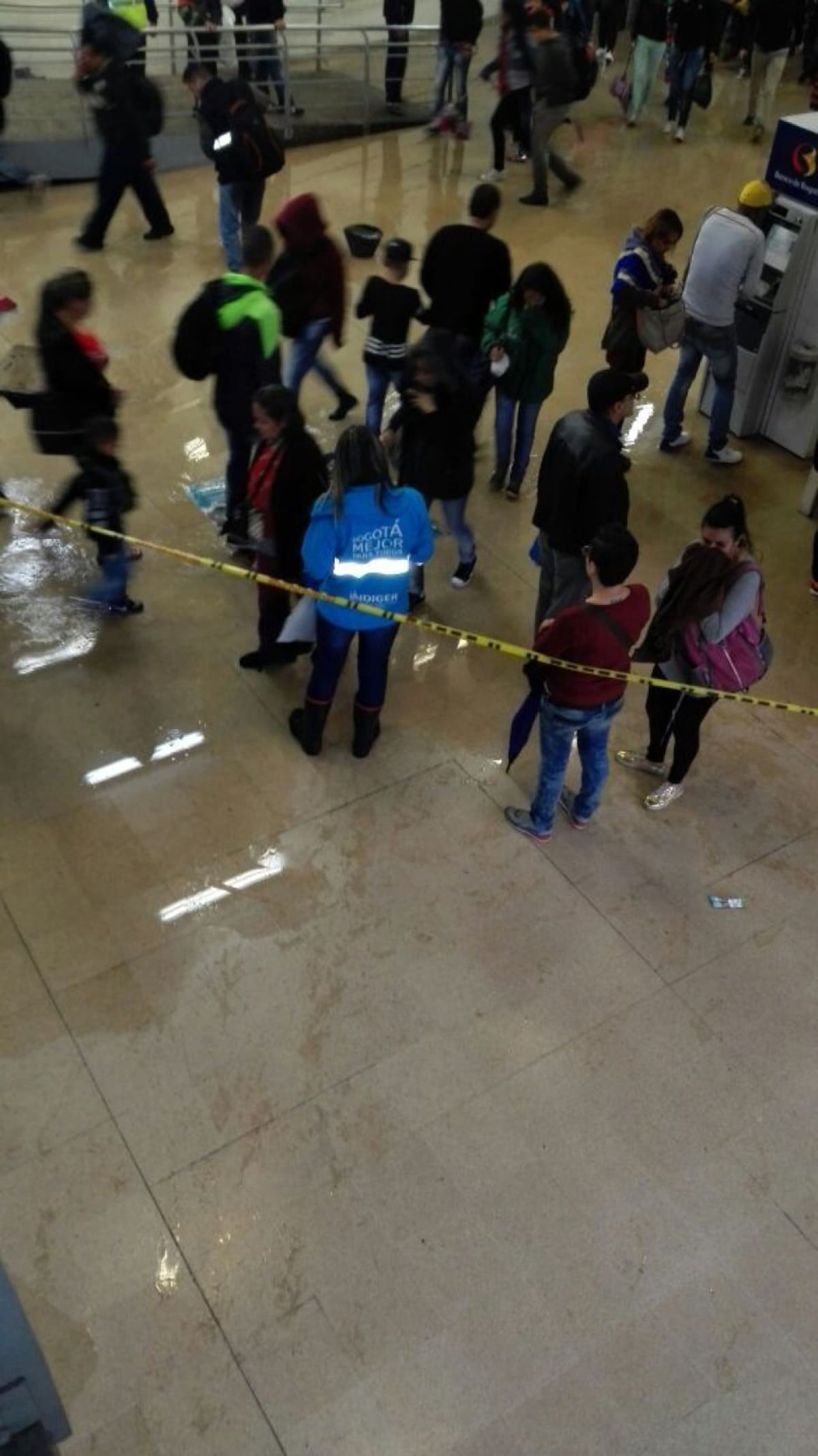 Por otra parte Transmilenio advirtió que se activó plan de contingencia en las troncales por las fuertes lluvias que afectaron el Portal 20 de Julio y el túnel en la estación Ricaurte.