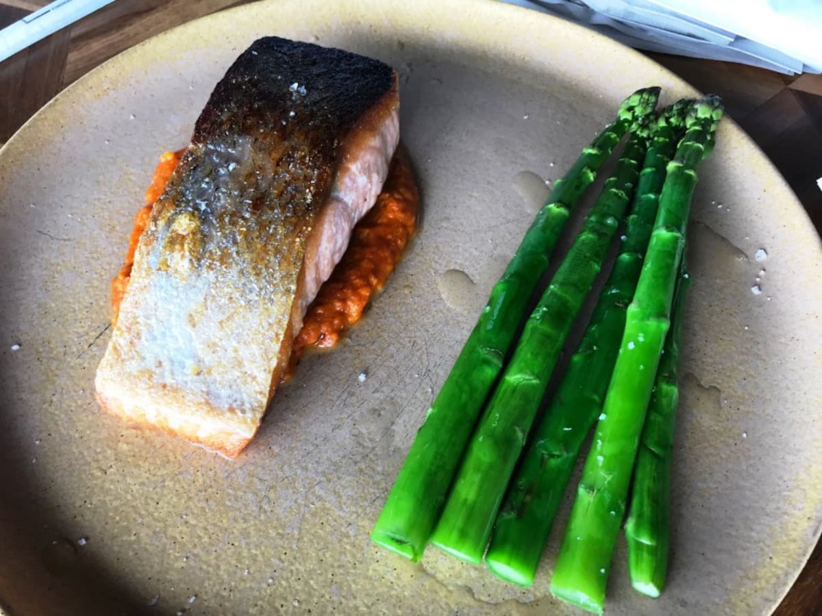 Viviana Liévano es la chef encargada de darle vida a las recetas de Bastión Bistró, donde los comensales pueden disfrutar de entradas frías como la Ensalada B&B, tartar de atún; terrine campesino, dentro de las entradas calientes están la sopa de cebolla, croquetas de risotto, sopa de tomate, queso brie al horno y el infaltable y tradicional Ratatouille.