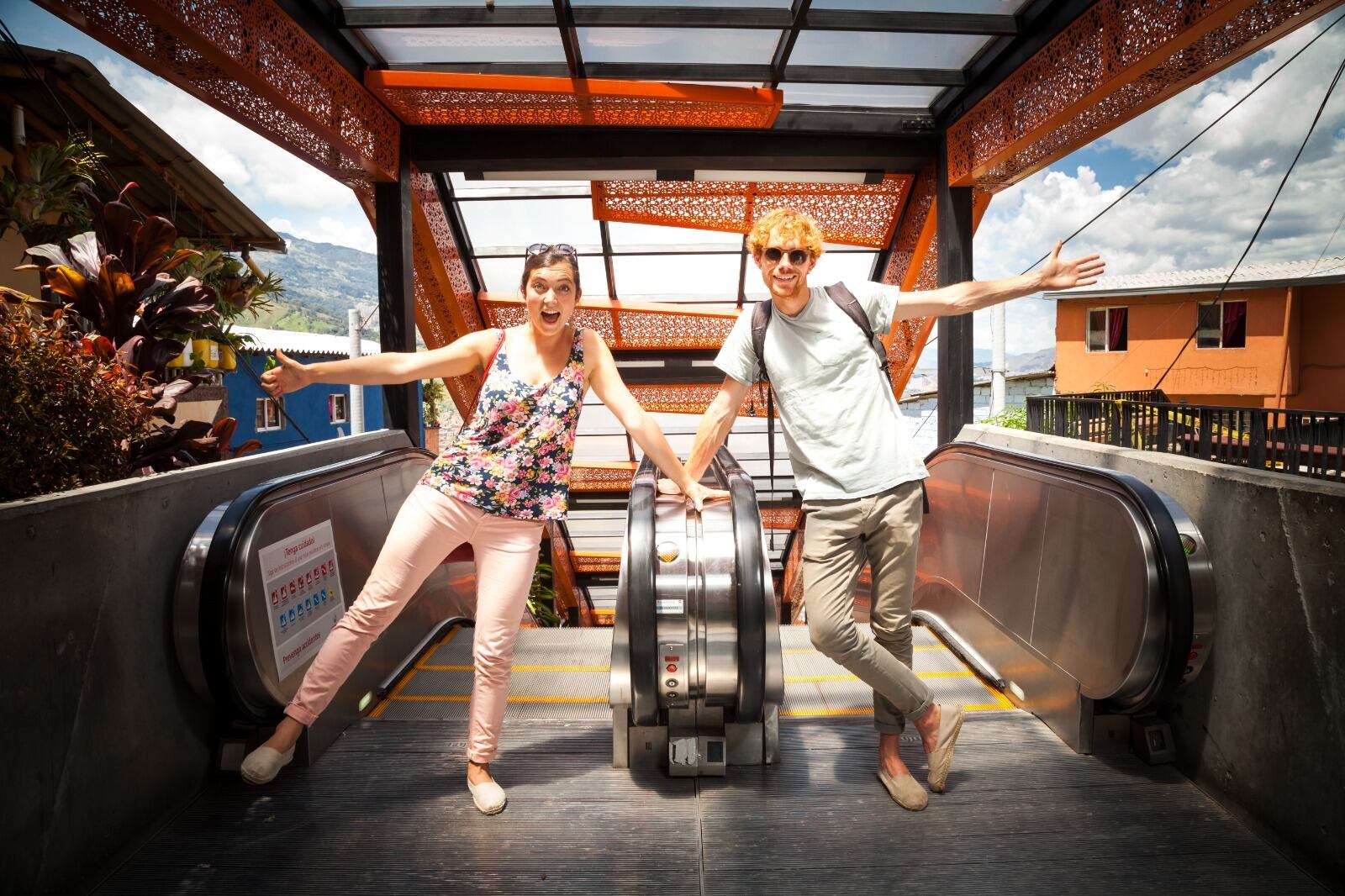 Turistas en las escaleras eléctricas de la Comuna 13. Foto: Alcaldía de Medellín.
